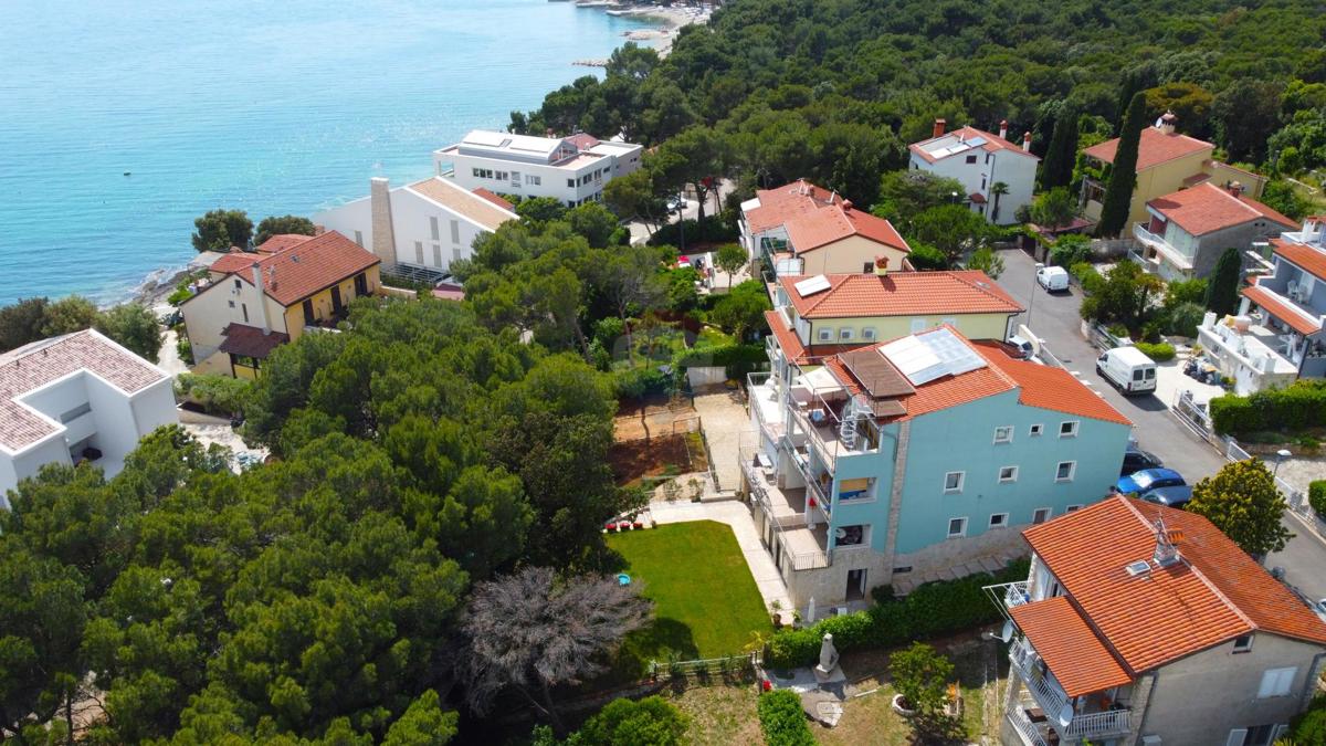 Istra, Rovinj, hiša v gozdičku ob morju, parkirišče, 6 apartmajev