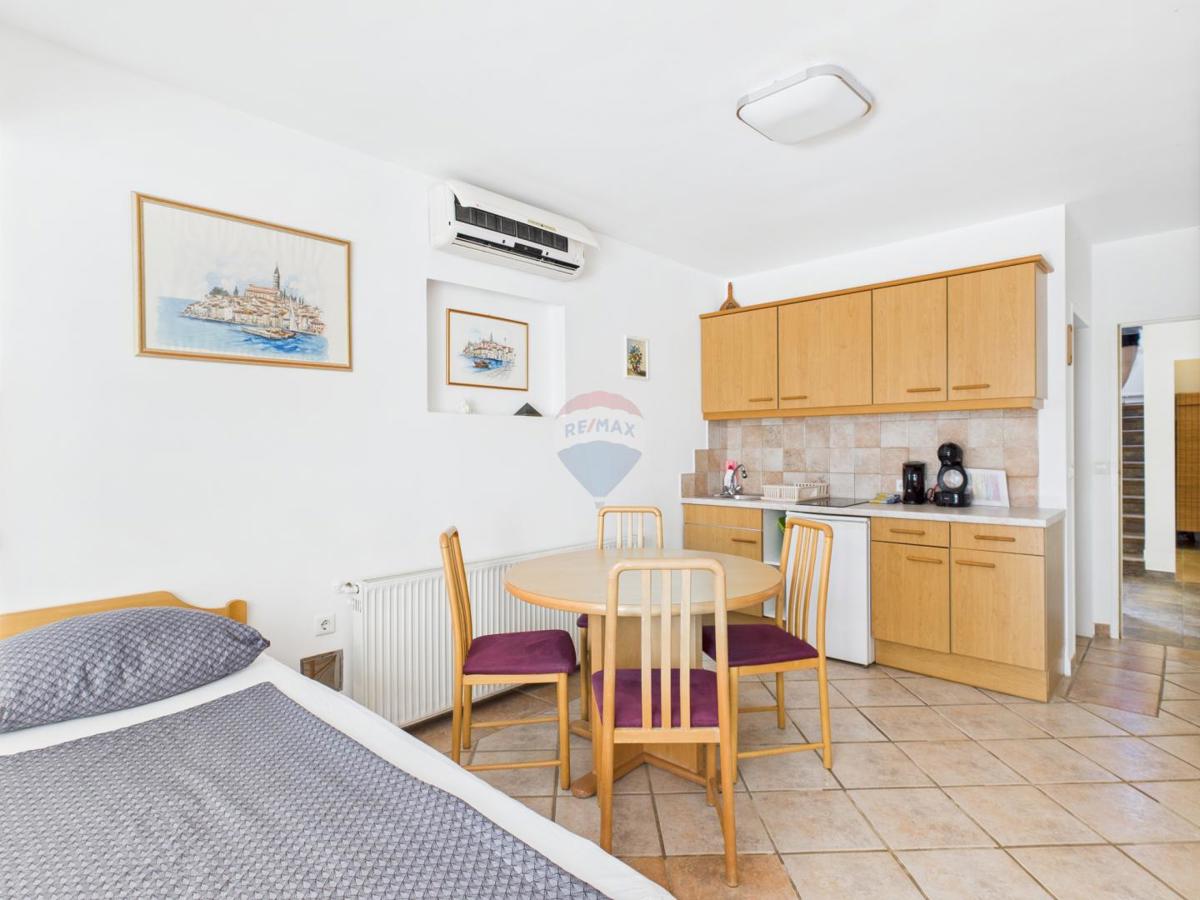 Istra, Rovinj, hiša v gozdičku ob morju, parkirišče, 6 apartmajev