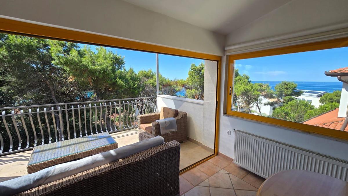 Istra, Rovinj, hiša v gozdičku ob morju, parkirišče, 6 apartmajev