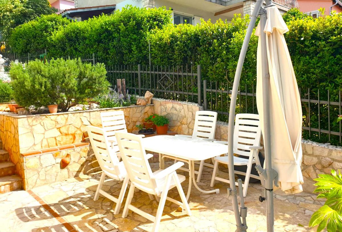 Istra, Rovinj, hiša v gozdičku ob morju, parkirišče, 6 apartmajev