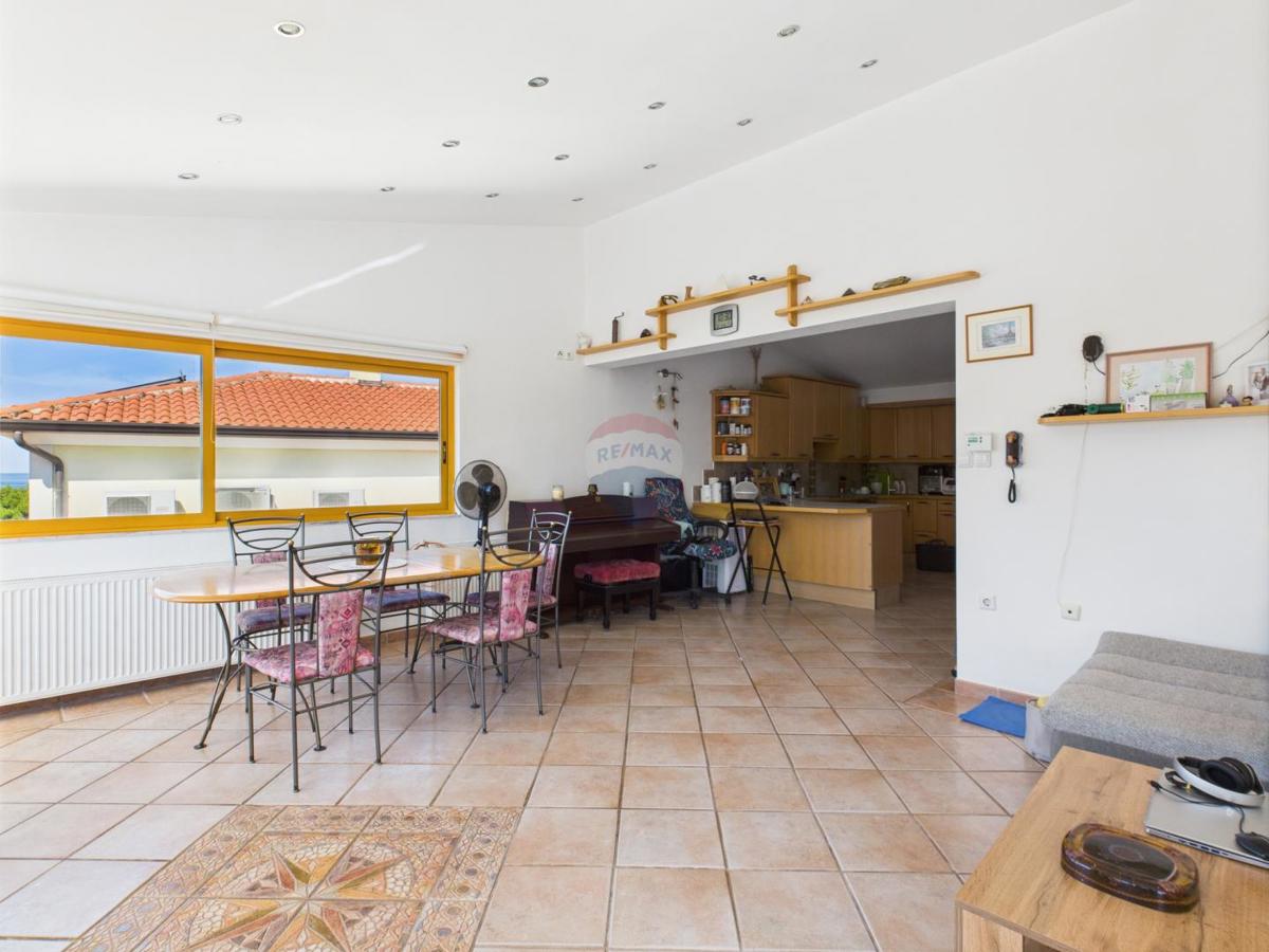 Istra, Rovinj, hiša v gozdičku ob morju, parkirišče, 6 apartmajev