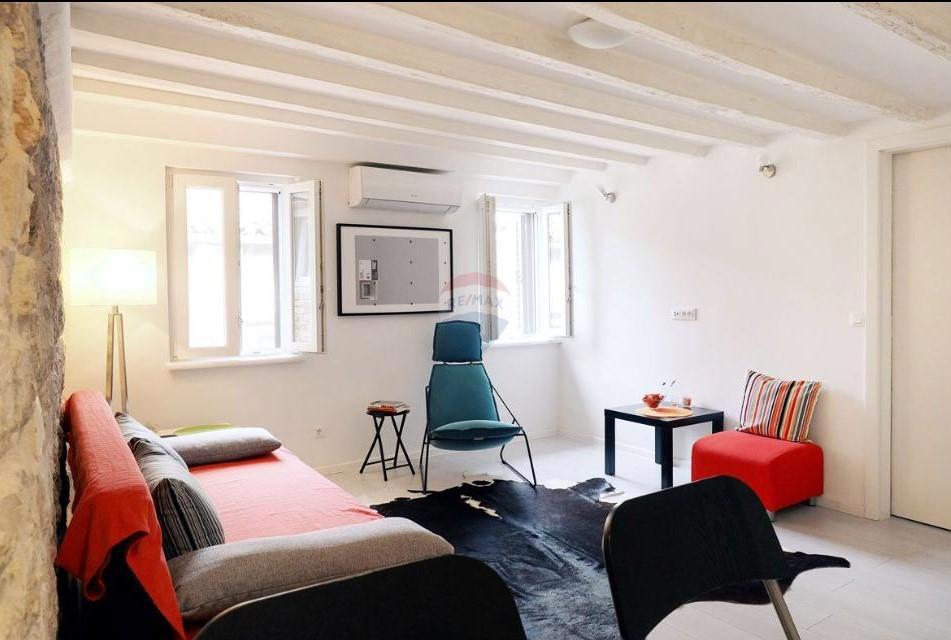 Istra, Rovinj, center, mirna ulica, popolnoma prenovljeno in opremljeno stanovanje 42 m²