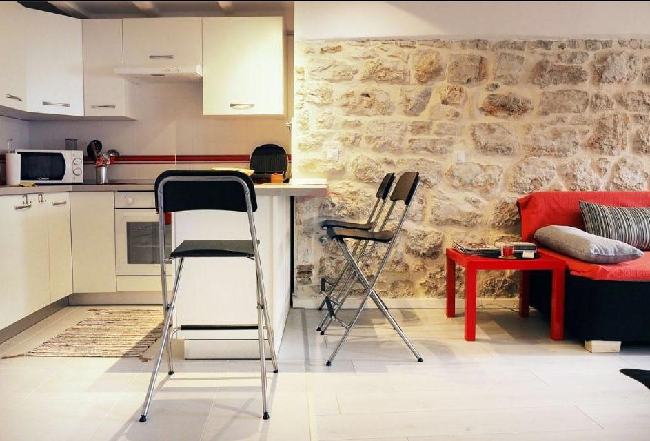 Istra, Rovinj, center, mirna ulica, popolnoma prenovljeno in opremljeno stanovanje 42 m²