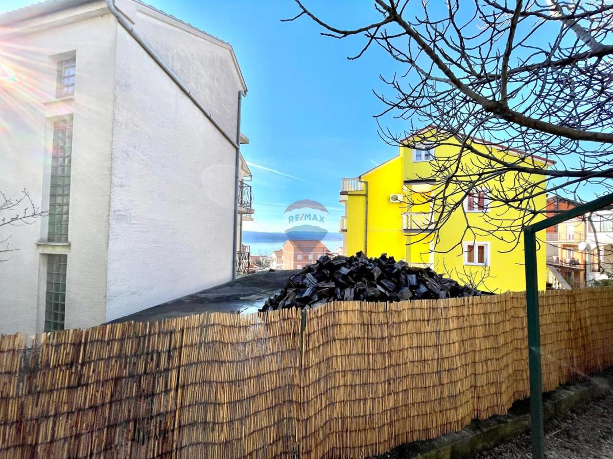 Crikvenica – prenovljeno dvosobno stanovanje z dvoriščem