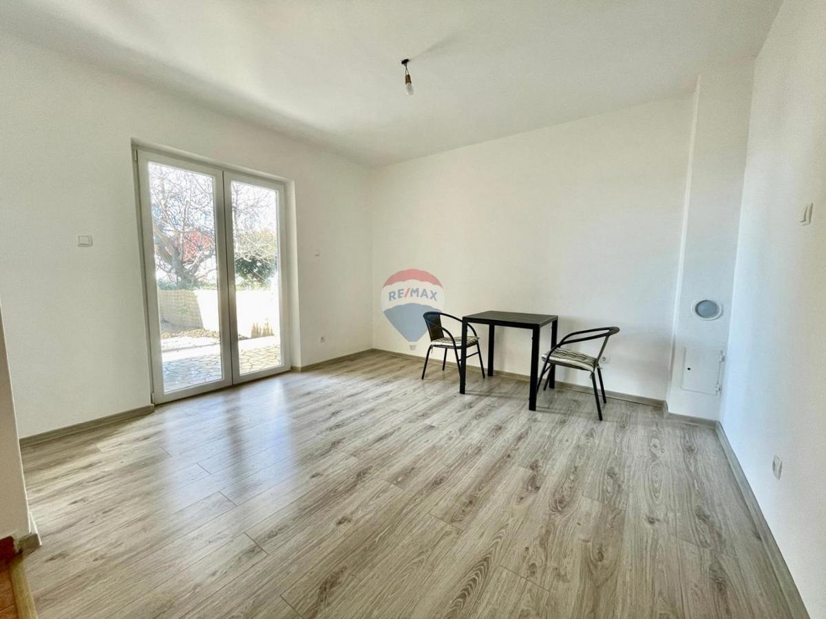 Crikvenica – prenovljeno dvosobno stanovanje z dvoriščem