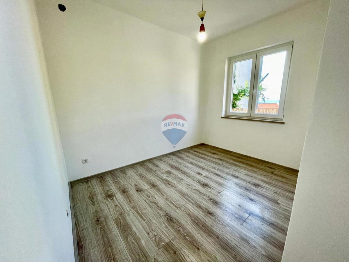 Crikvenica – prenovljeno dvosobno stanovanje z dvoriščem