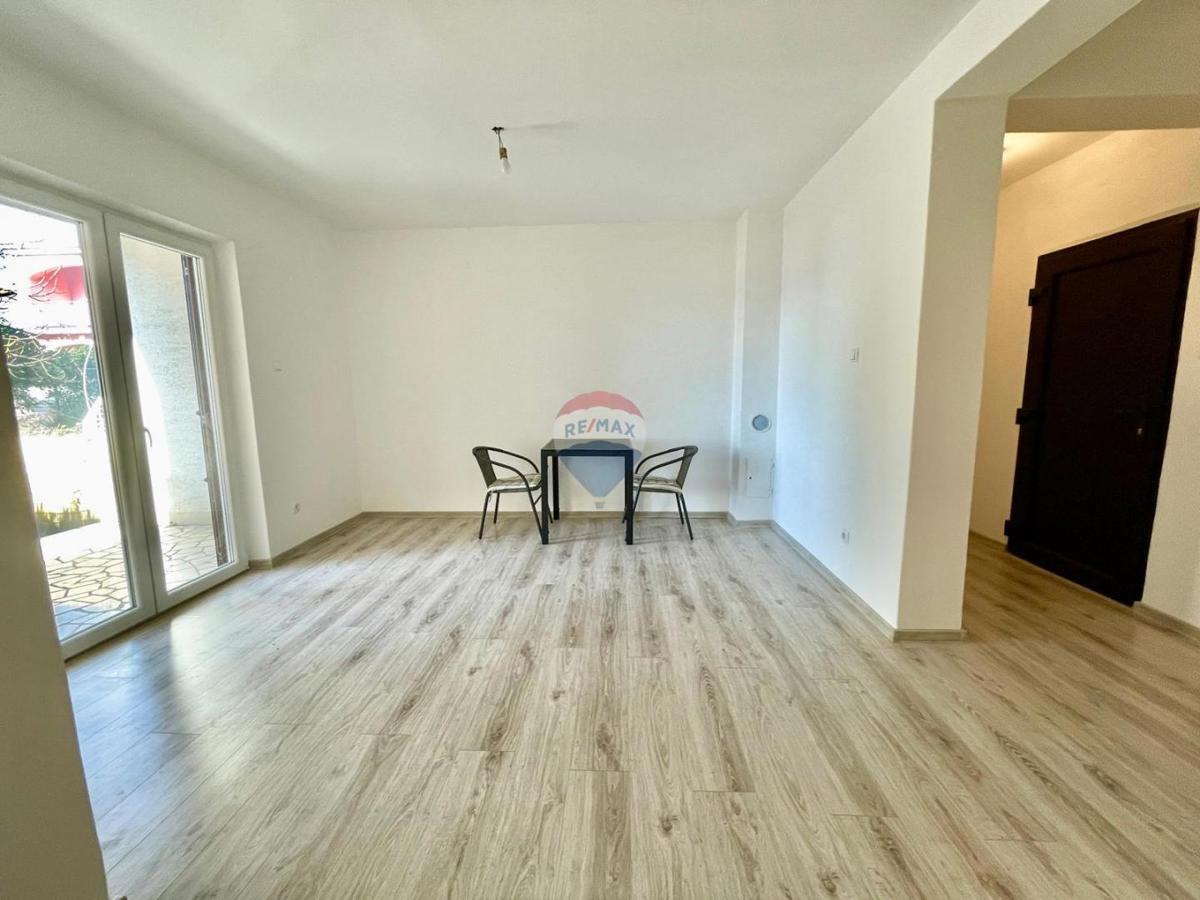 Crikvenica – prenovljeno dvosobno stanovanje z dvoriščem