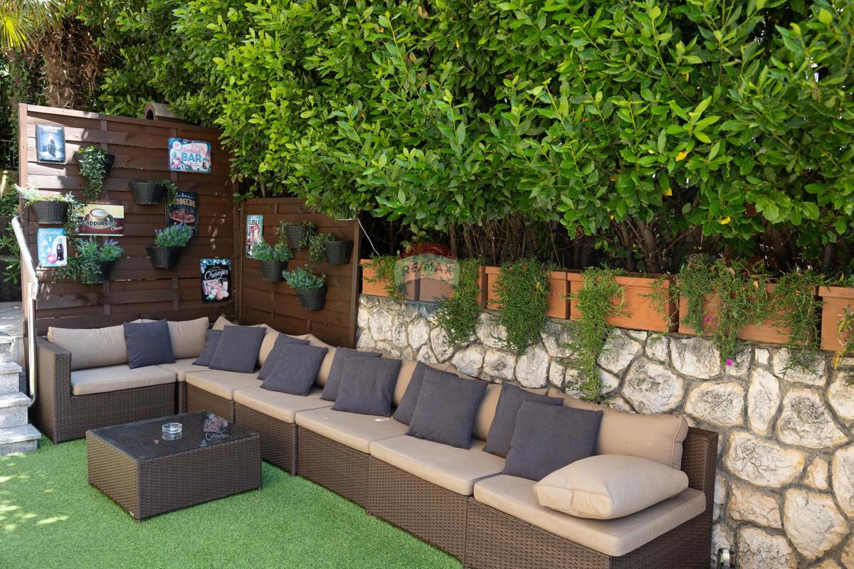 Crikvenica, Dramalj – hiša s 7 apartmaji v turistični dejavnosti