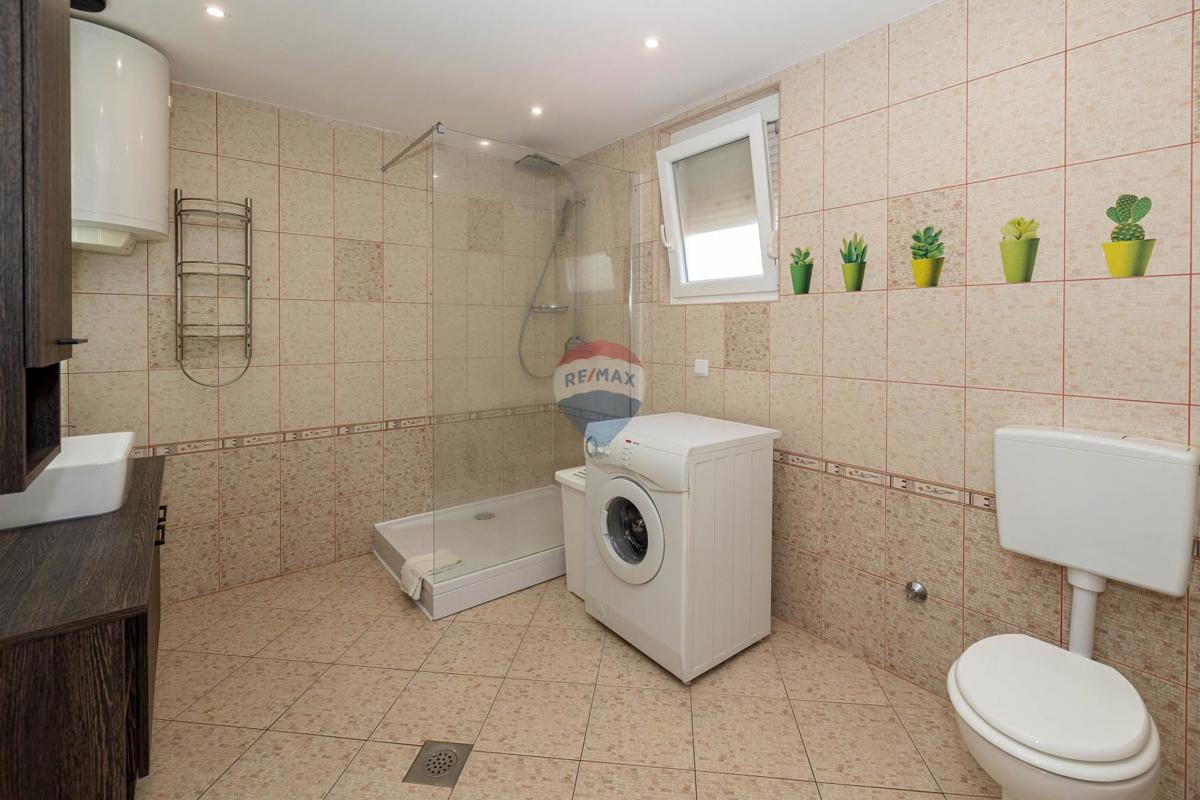 Crikvenica, Dramalj – hiša s 7 apartmaji v turistični dejavnosti