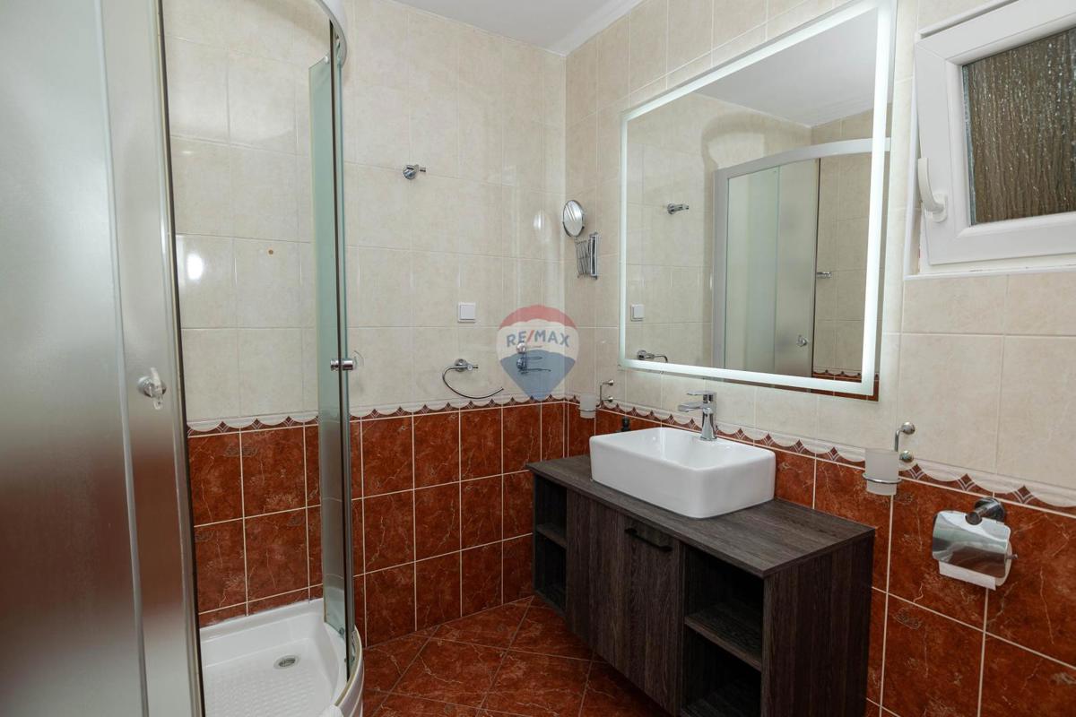 Crikvenica, Dramalj – hiša s 7 apartmaji v turistični dejavnosti