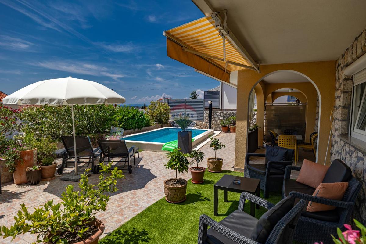 Crikvenica, Dramalj – hiša s 7 apartmaji v turistični dejavnosti