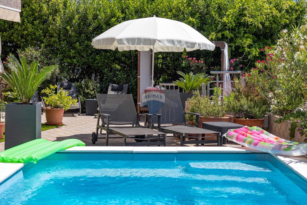 Crikvenica, Dramalj – hiša s 7 apartmaji v turistični dejavnosti