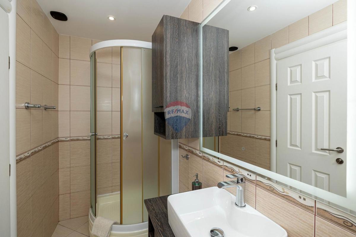 Crikvenica, Dramalj – hiša s 7 apartmaji v turistični dejavnosti