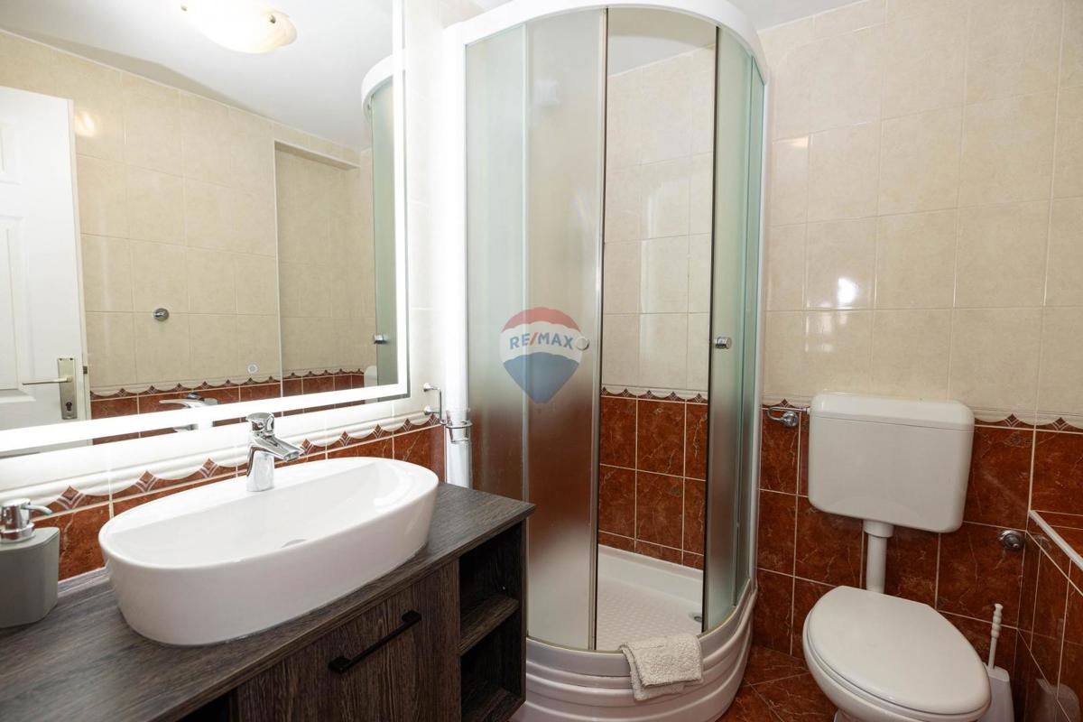 Crikvenica, Dramalj – hiša s 7 apartmaji v turistični dejavnosti