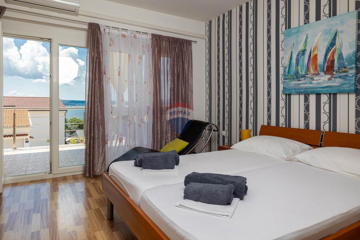 Crikvenica, Dramalj – hiša s 7 apartmaji v turistični dejavnosti