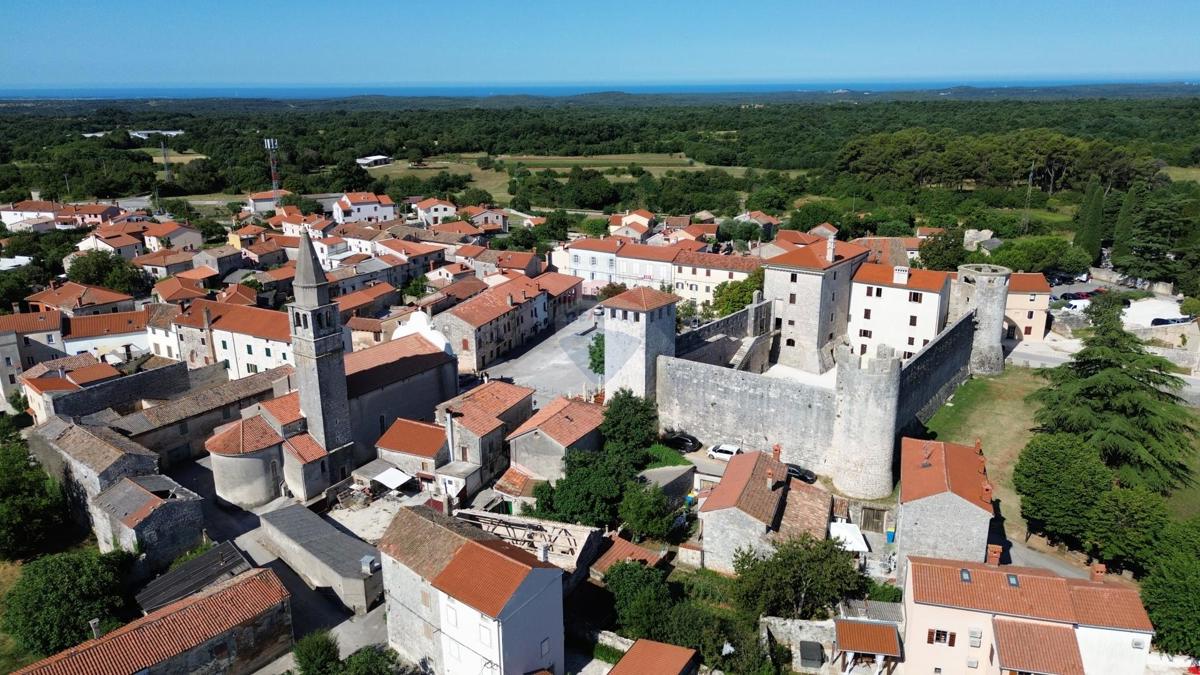 ISTRIA, SVETVINČENAT - Historic house with a courtyard near Kaštel. 