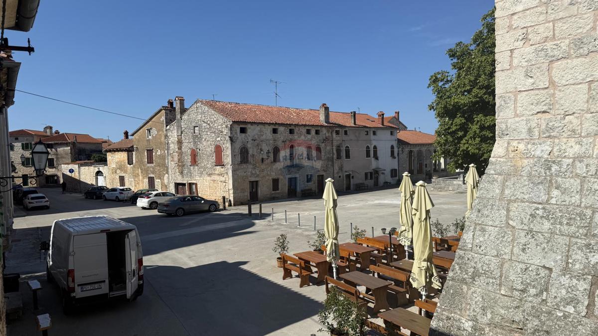 ISTRIA, SVETVINČENAT - Historic house with a courtyard near Kaštel. 
