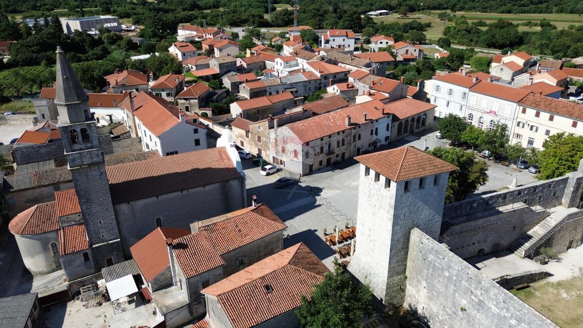 ISTRIA, SVETVINČENAT - Historic house with a courtyard near Kaštel. 