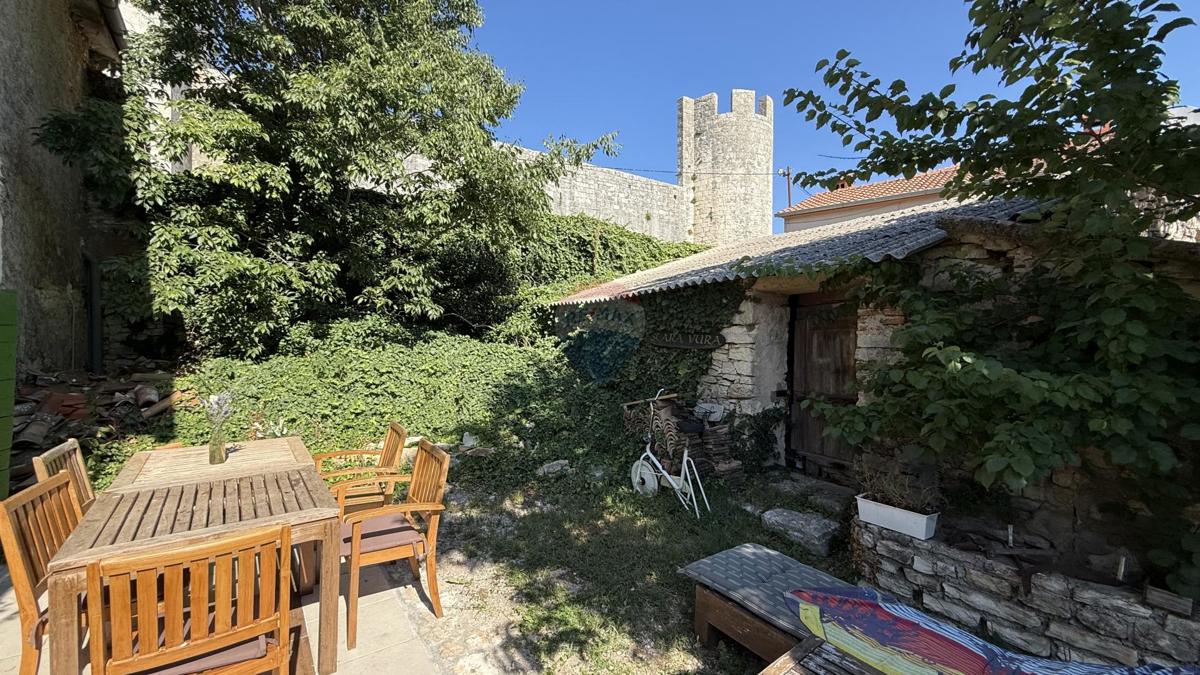 ISTRIA, SVETVINČENAT - Historic house with a courtyard near Kaštel. 