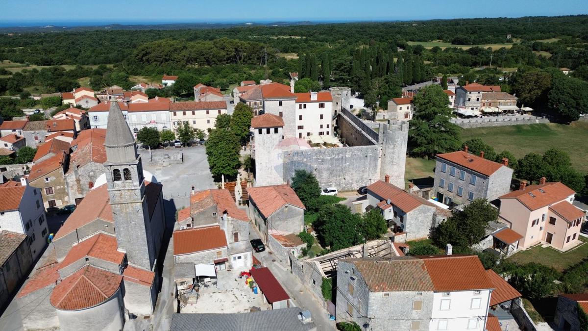 ISTRIA, SVETVINČENAT - Historic house with a courtyard near Kaštel. 