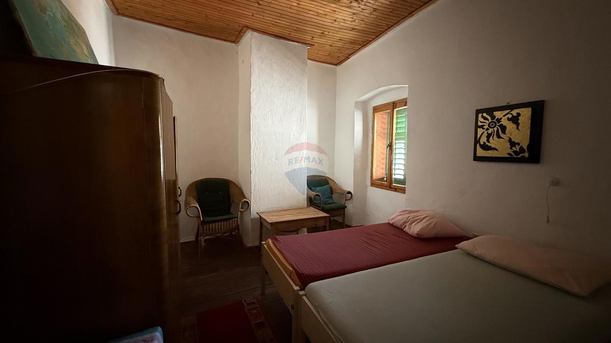 ISTRIA, SVETVINČENAT - Historic house with a courtyard near Kaštel. 