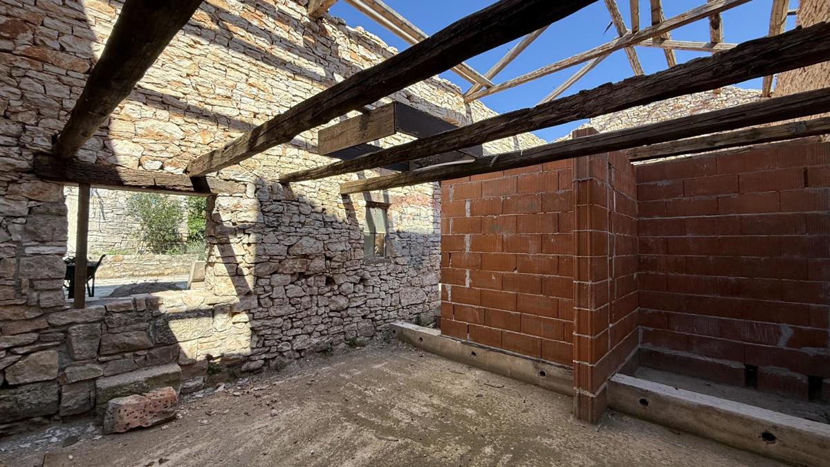 ISTRIA, SVETVINČENAT - Historic house with a courtyard near Kaštel. 