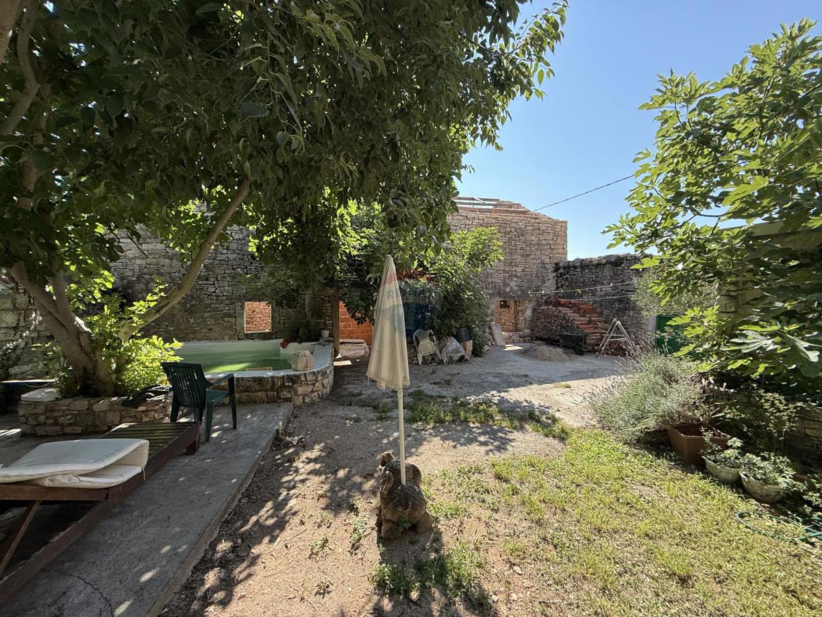 ISTRIA, SVETVINČENAT - Historic house with a courtyard near Kaštel. 