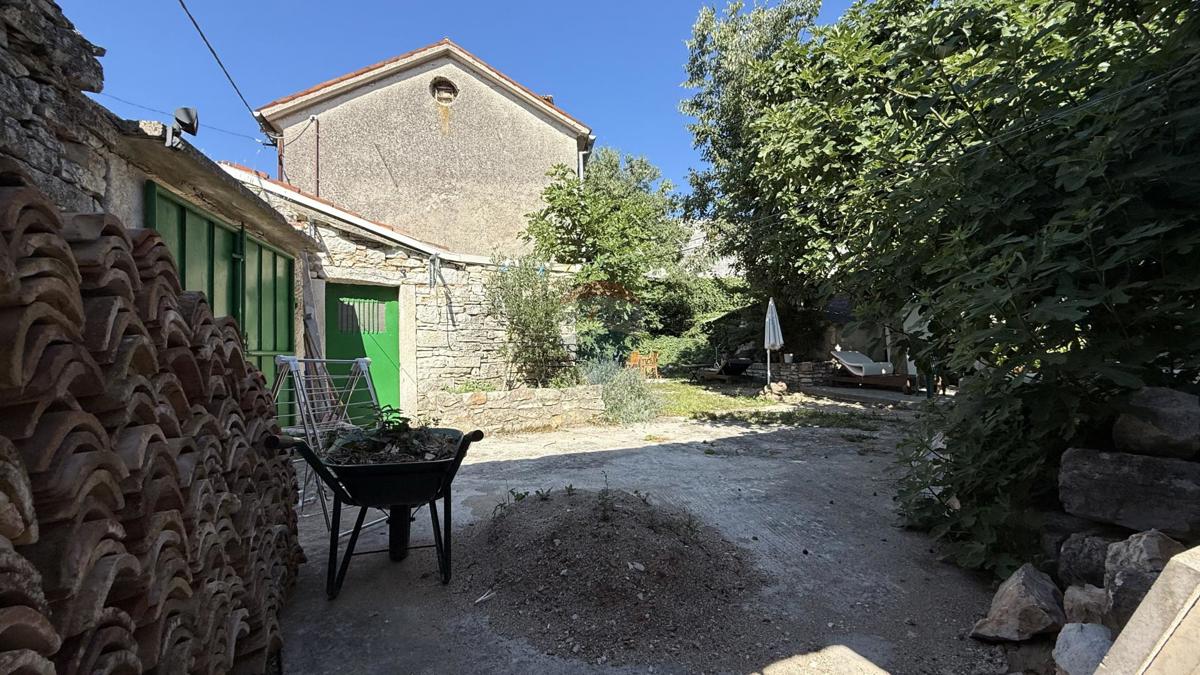 ISTRIA, SVETVINČENAT - Historic house with a courtyard near Kaštel. 
