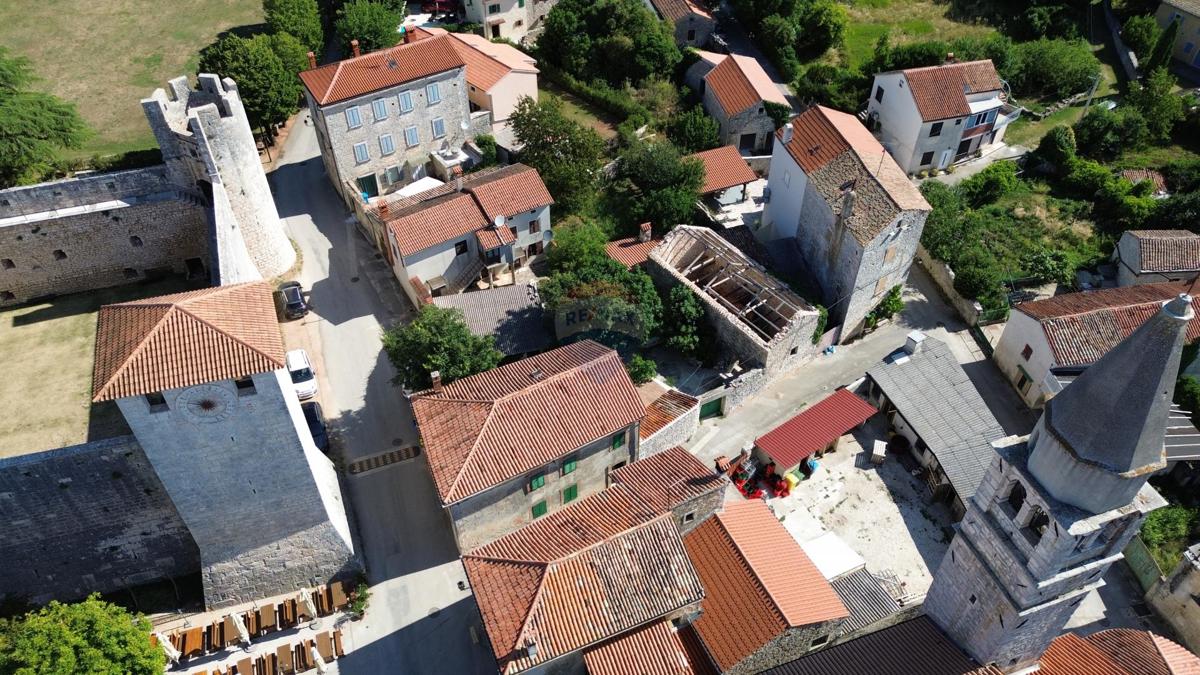 ISTRIA, SVETVINČENAT - Historic house with a courtyard near Kaštel. 