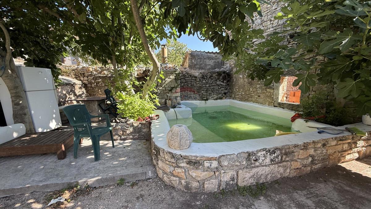 ISTRIA, SVETVINČENAT - Historic house with a courtyard near Kaštel. 