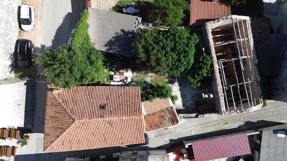 ISTRIA, SVETVINČENAT - Historic house with a courtyard near Kaštel. 