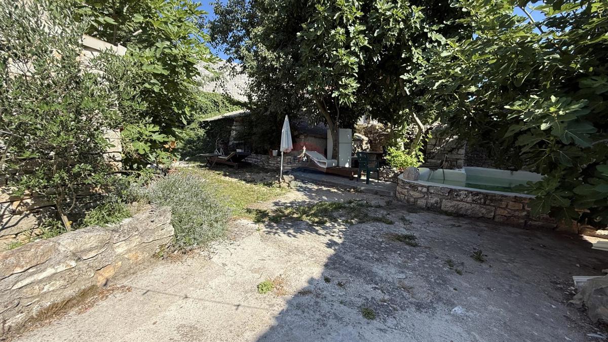 ISTRIA, SVETVINČENAT - Historic house with a courtyard near Kaštel. 