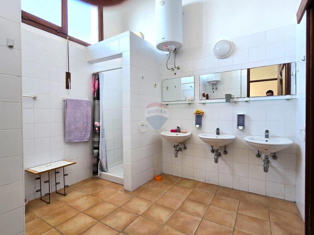 Istra, Rovinj, blizu morja, 3 spalnice, odličen apartma za najem  Remax Real Estate Center poudarja:  Na odlični lokaciji v Rovinju, le 450m od plaž, prodajamo to nepremičnino. Gre za stanovanje, ki se nahaja v pritličju stanovanjske stavbe, ki ima s