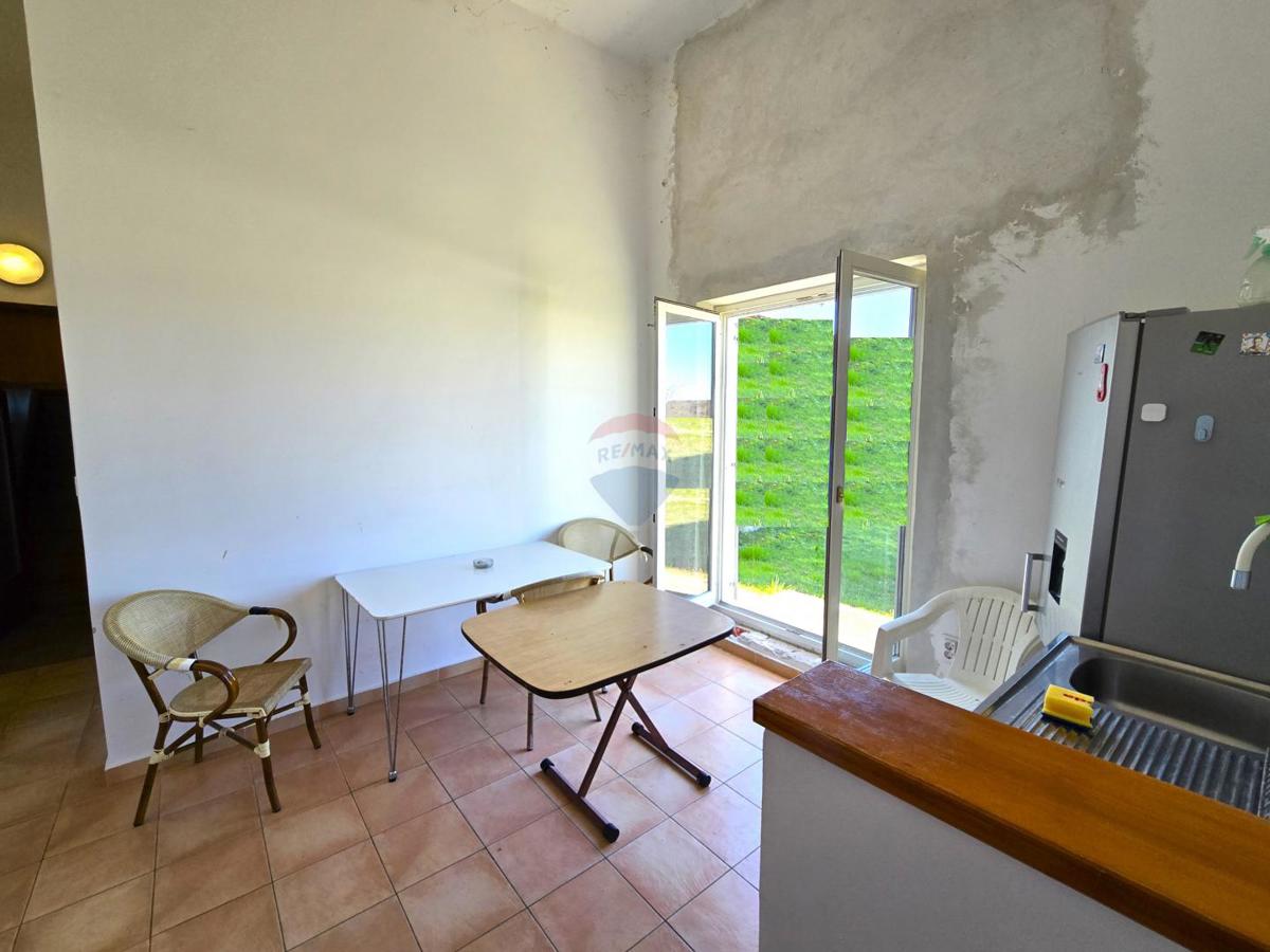 Istra, Rovinj, blizu morja, 3 spalnice, odličen apartma za najem  Remax Real Estate Center poudarja:  Na odlični lokaciji v Rovinju, le 450m od plaž, prodajamo to nepremičnino. Gre za stanovanje, ki se nahaja v pritličju stanovanjske stavbe, ki ima s