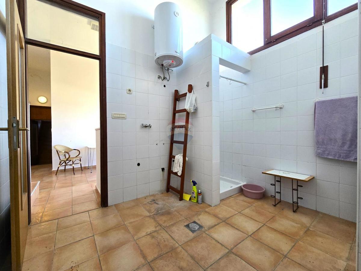 Istra, Rovinj, blizu morja, 3 spalnice, odličen apartma za najem  Remax Real Estate Center poudarja:  Na odlični lokaciji v Rovinju, le 450m od plaž, prodajamo to nepremičnino. Gre za stanovanje, ki se nahaja v pritličju stanovanjske stavbe, ki ima s