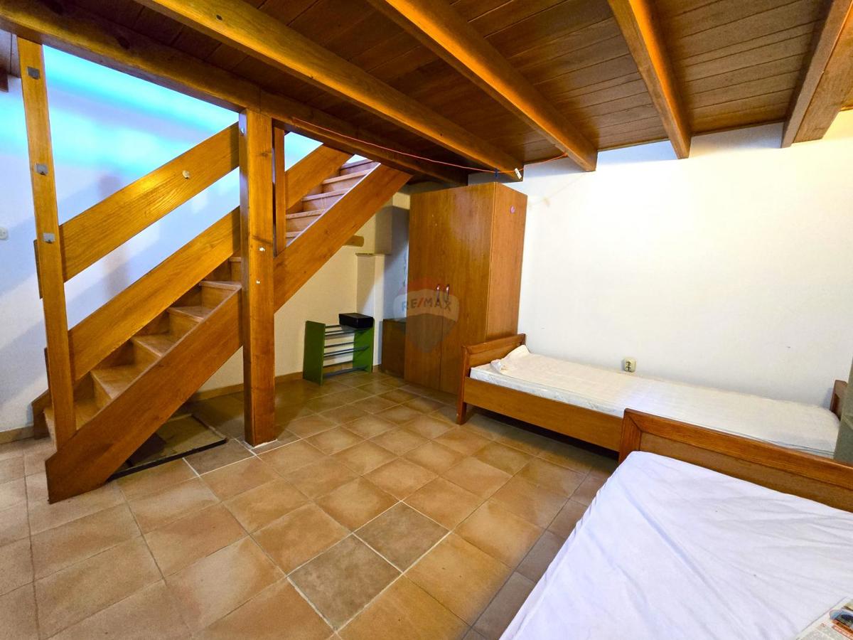 Istra, Rovinj, blizu morja, 3 spalnice, odličen apartma za najem  Remax Real Estate Center poudarja:  Na odlični lokaciji v Rovinju, le 450m od plaž, prodajamo to nepremičnino. Gre za stanovanje, ki se nahaja v pritličju stanovanjske stavbe, ki ima s