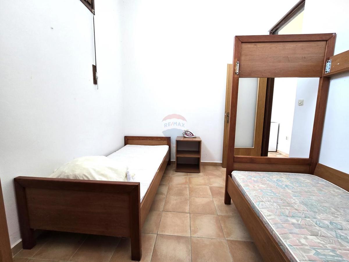 Istra, Rovinj, blizu morja, 3 spalnice, odličen apartma za najem  Remax Real Estate Center poudarja:  Na odlični lokaciji v Rovinju, le 450m od plaž, prodajamo to nepremičnino. Gre za stanovanje, ki se nahaja v pritličju stanovanjske stavbe, ki ima s