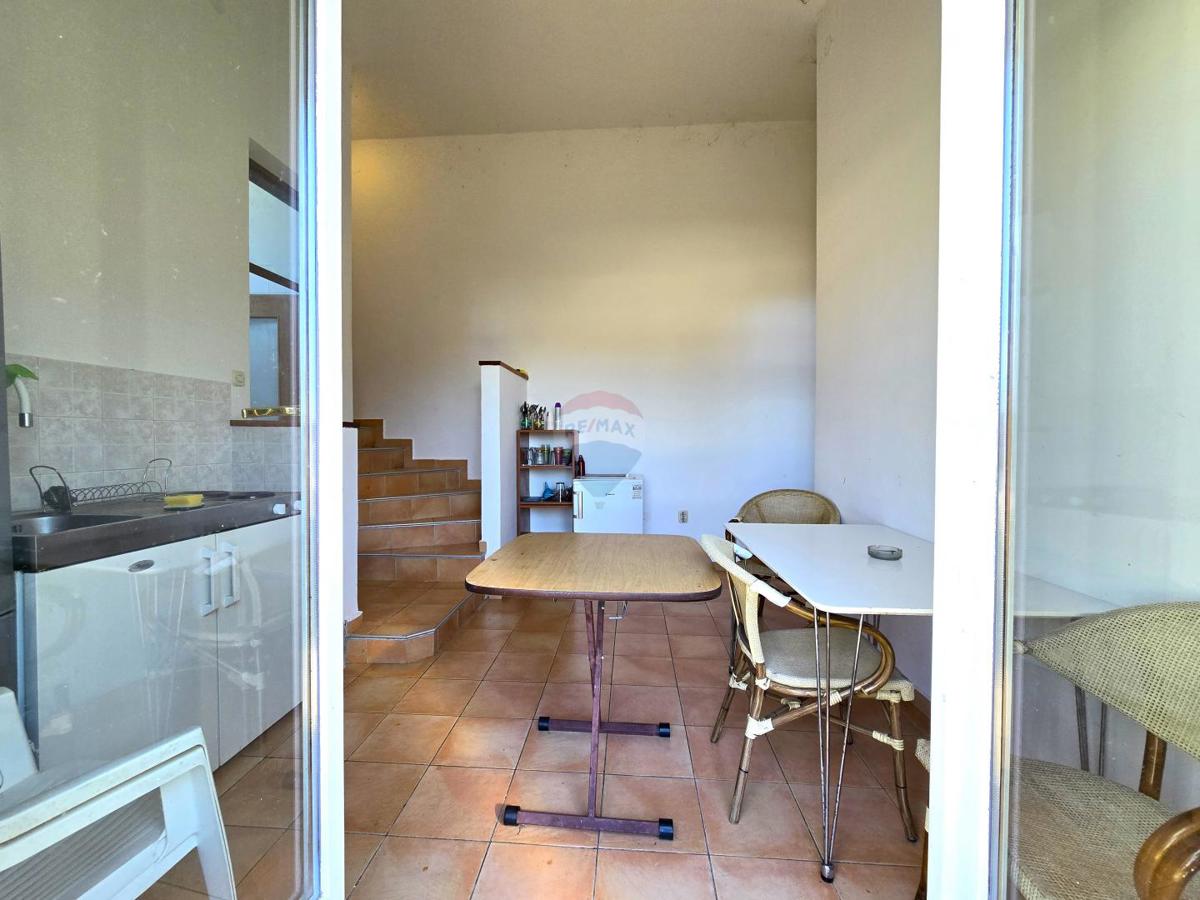 Istra, Rovinj, blizu morja, 3 spalnice, odličen apartma za najem  Remax Real Estate Center poudarja:  Na odlični lokaciji v Rovinju, le 450m od plaž, prodajamo to nepremičnino. Gre za stanovanje, ki se nahaja v pritličju stanovanjske stavbe, ki ima s