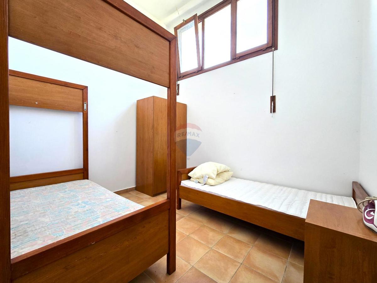 Istra, Rovinj, blizu morja, 3 spalnice, odličen apartma za najem  Remax Real Estate Center poudarja:  Na odlični lokaciji v Rovinju, le 450m od plaž, prodajamo to nepremičnino. Gre za stanovanje, ki se nahaja v pritličju stanovanjske stavbe, ki ima s