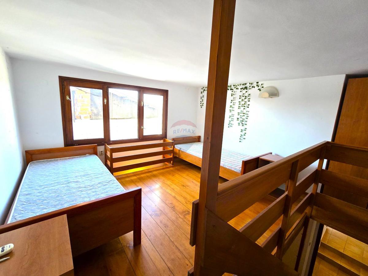 Istra, Rovinj, blizu morja, 3 spalnice, odličen apartma za najem  Remax Real Estate Center poudarja:  Na odlični lokaciji v Rovinju, le 450m od plaž, prodajamo to nepremičnino. Gre za stanovanje, ki se nahaja v pritličju stanovanjske stavbe, ki ima s