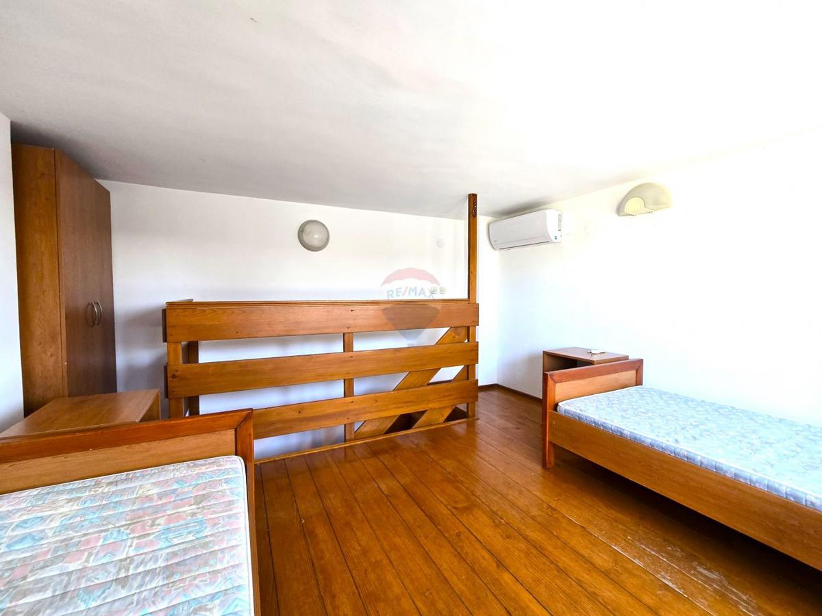 Istra, Rovinj, blizu morja, 3 spalnice, odličen apartma za najem  Remax Real Estate Center poudarja:  Na odlični lokaciji v Rovinju, le 450m od plaž, prodajamo to nepremičnino. Gre za stanovanje, ki se nahaja v pritličju stanovanjske stavbe, ki ima s