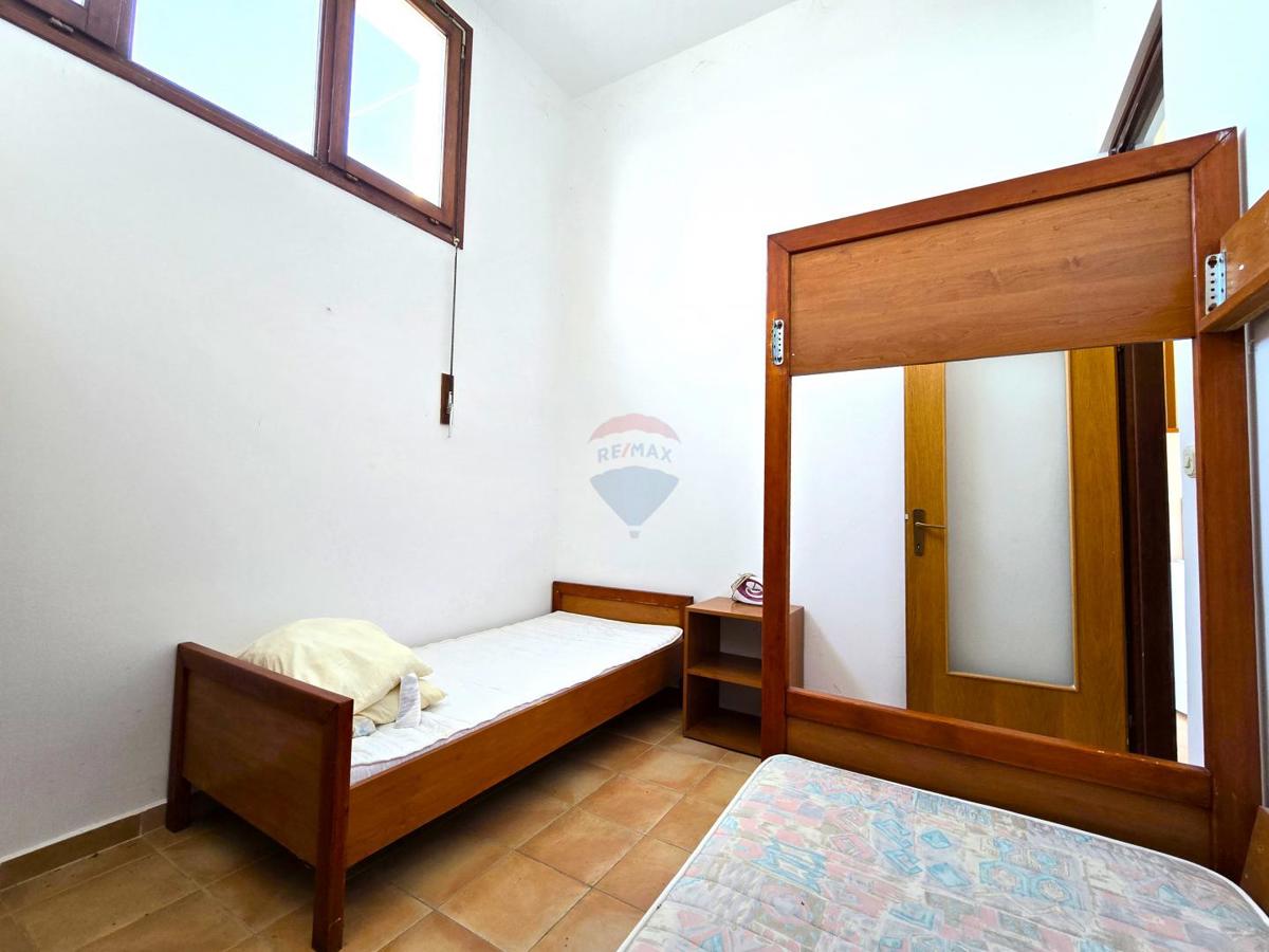 Istra, Rovinj, blizu morja, 3 spalnice, odličen apartma za najem  Remax Real Estate Center poudarja:  Na odlični lokaciji v Rovinju, le 450m od plaž, prodajamo to nepremičnino. Gre za stanovanje, ki se nahaja v pritličju stanovanjske stavbe, ki ima s