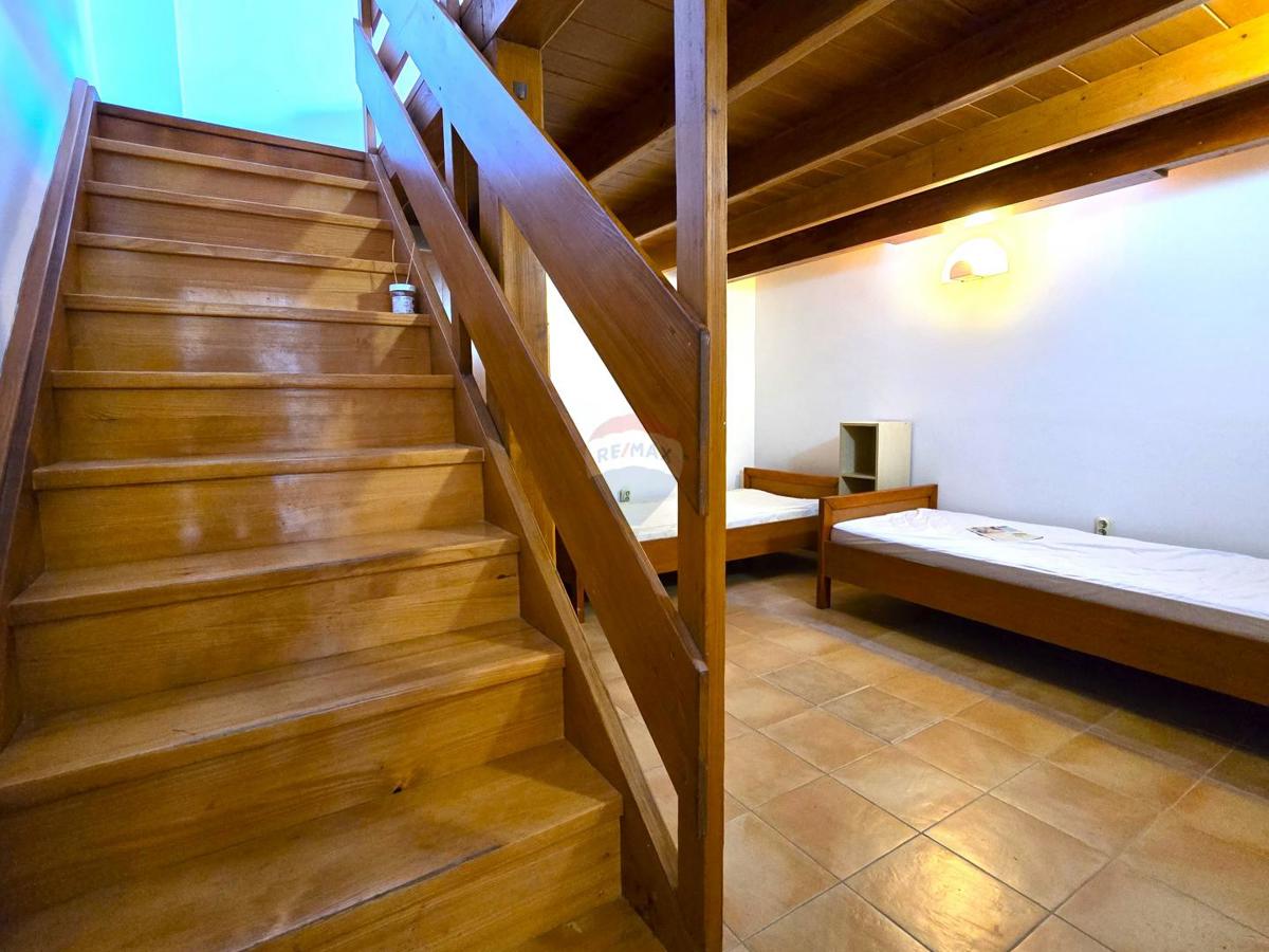 Istra, Rovinj, blizu morja, 3 spalnice, odličen apartma za najem  Remax Real Estate Center poudarja:  Na odlični lokaciji v Rovinju, le 450m od plaž, prodajamo to nepremičnino. Gre za stanovanje, ki se nahaja v pritličju stanovanjske stavbe, ki ima s
