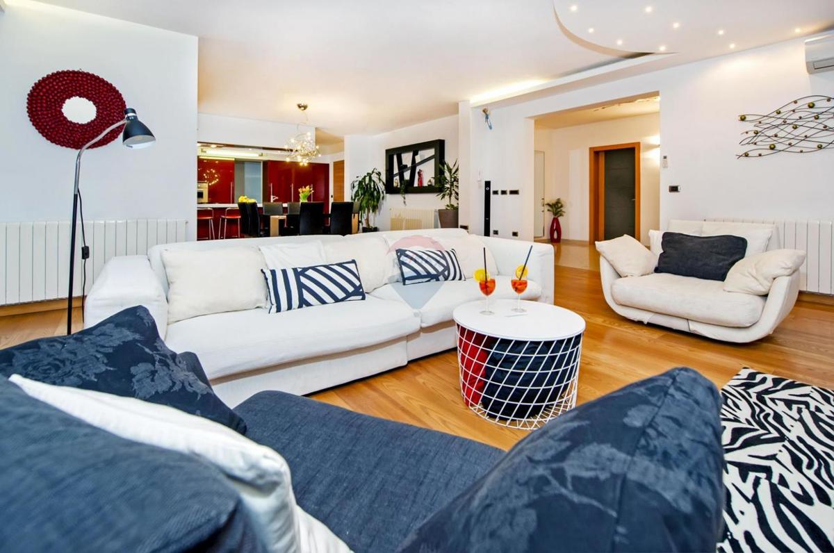 Istra, Rovinj – 7 km, Luksuzna vila, mirna lokacija – Parcela 1719 m²