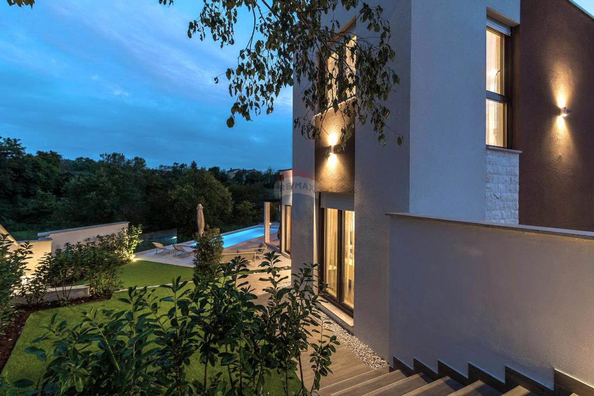 ISTRIA, SVETVINČENAT – Modern Semi-Detached House with Pool