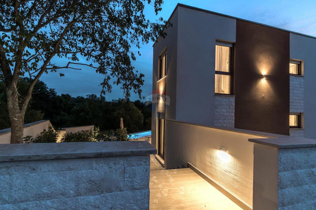 ISTRIA, SVETVINČENAT – Modern Semi-Detached House with Pool