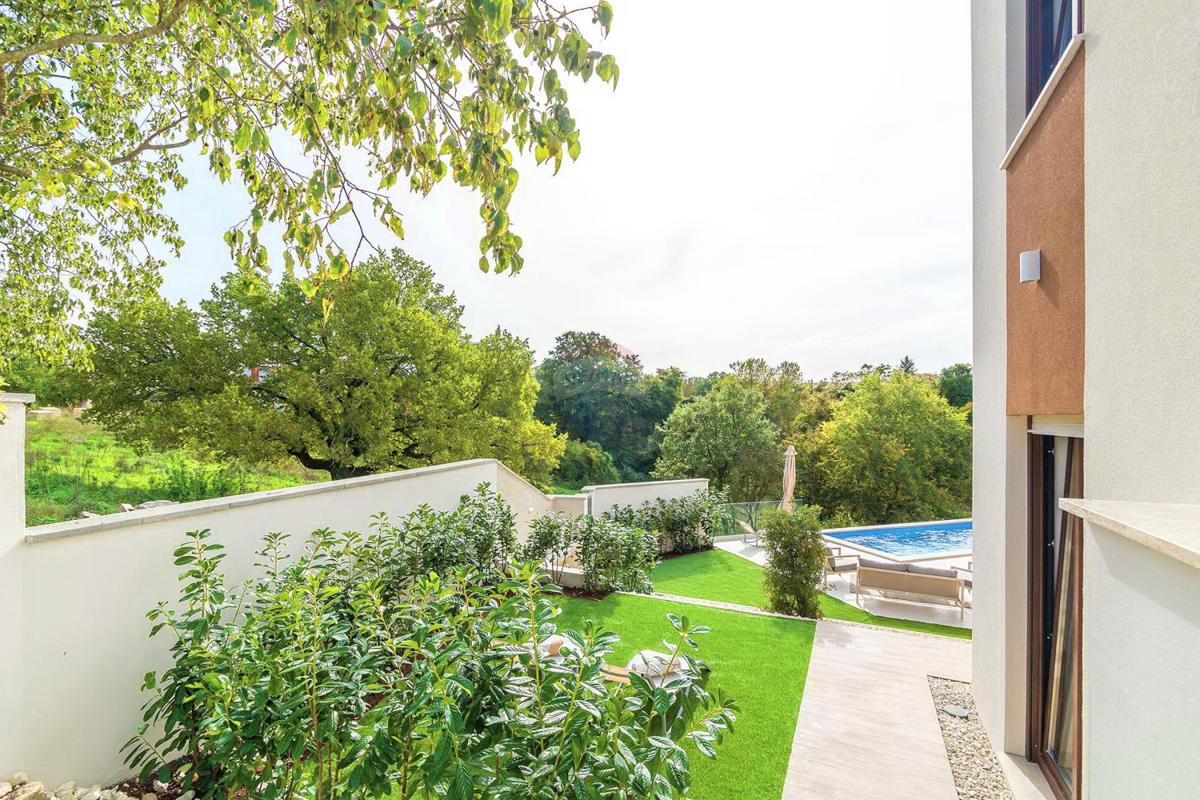 ISTRIA, SVETVINČENAT – Modern Semi-Detached House with Pool