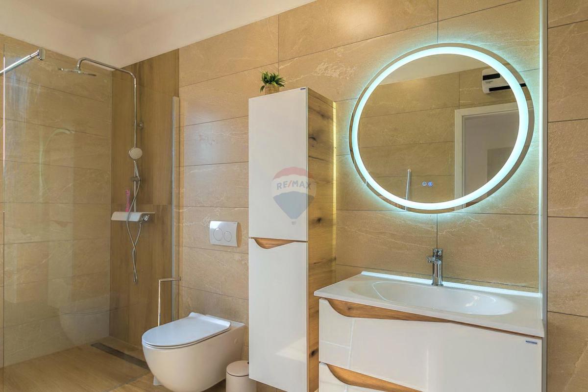 ISTRIA, SVETVINČENAT – Modern Semi-Detached House with Pool