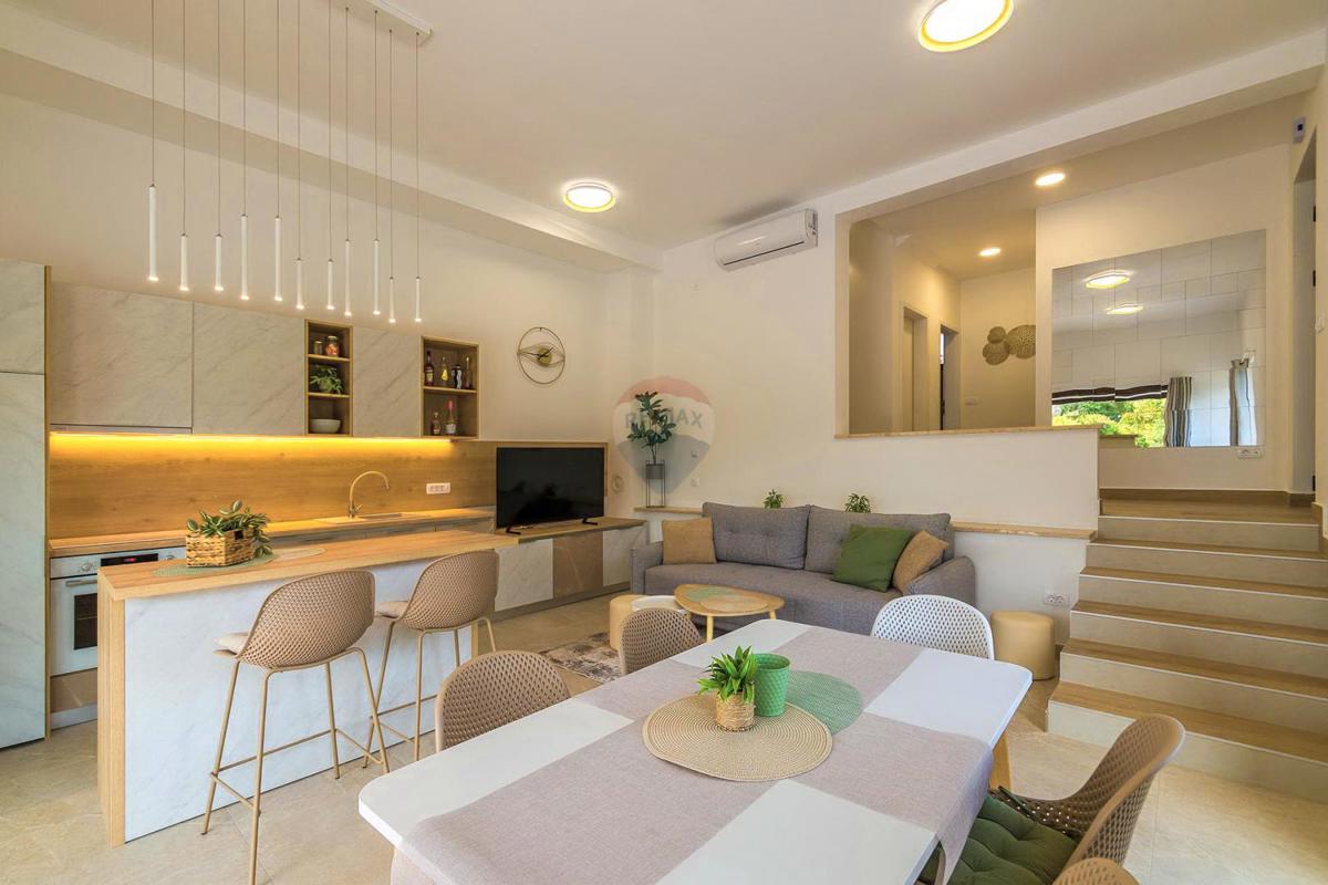 ISTRIA, SVETVINČENAT – Modern Semi-Detached House with Pool
