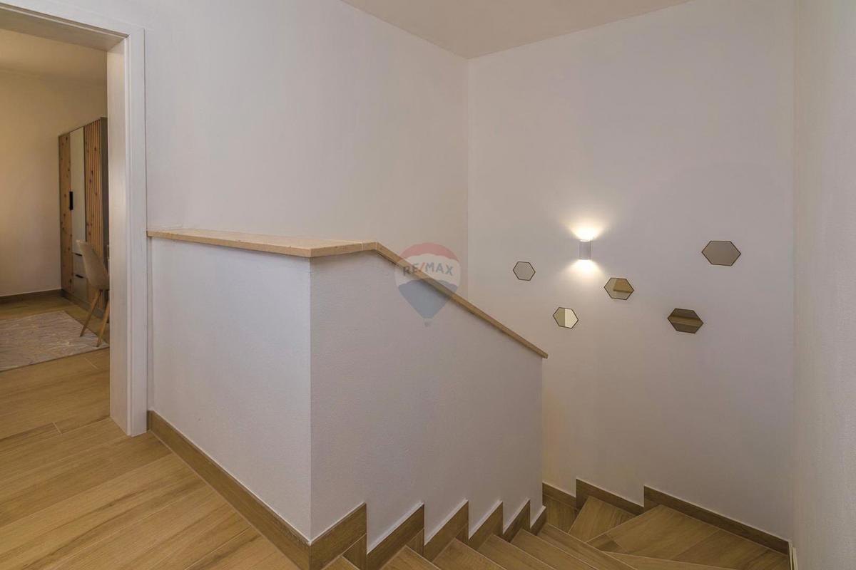 ISTRIA, SVETVINČENAT – Modern Semi-Detached House with Pool